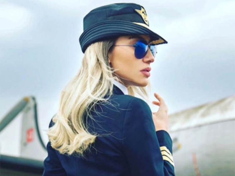 طيارة تركيا الحسناء تتخلى عن وظيفتها